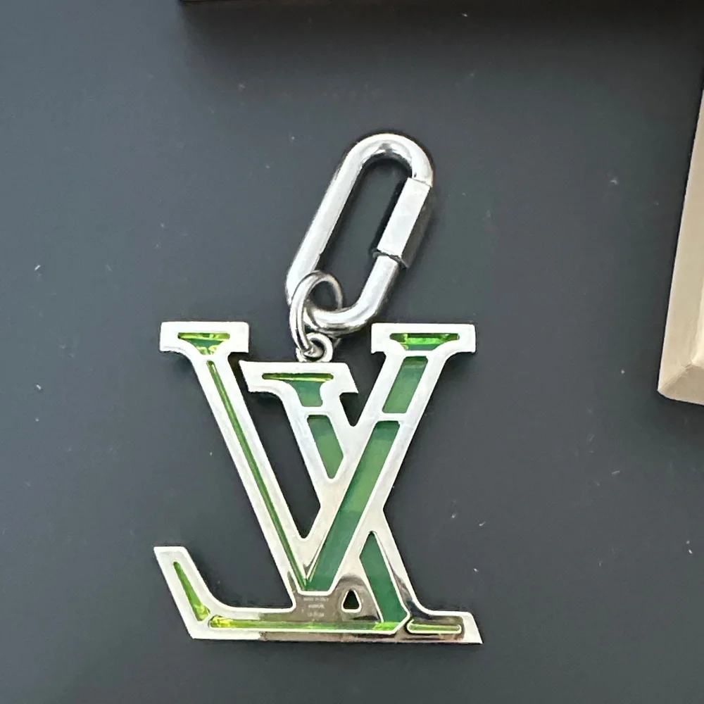 Louis Vuitton 💯% Authentic Neon Green Key Chain w Dustbag & Box. Excellent Con’d - Picture 7 of 10